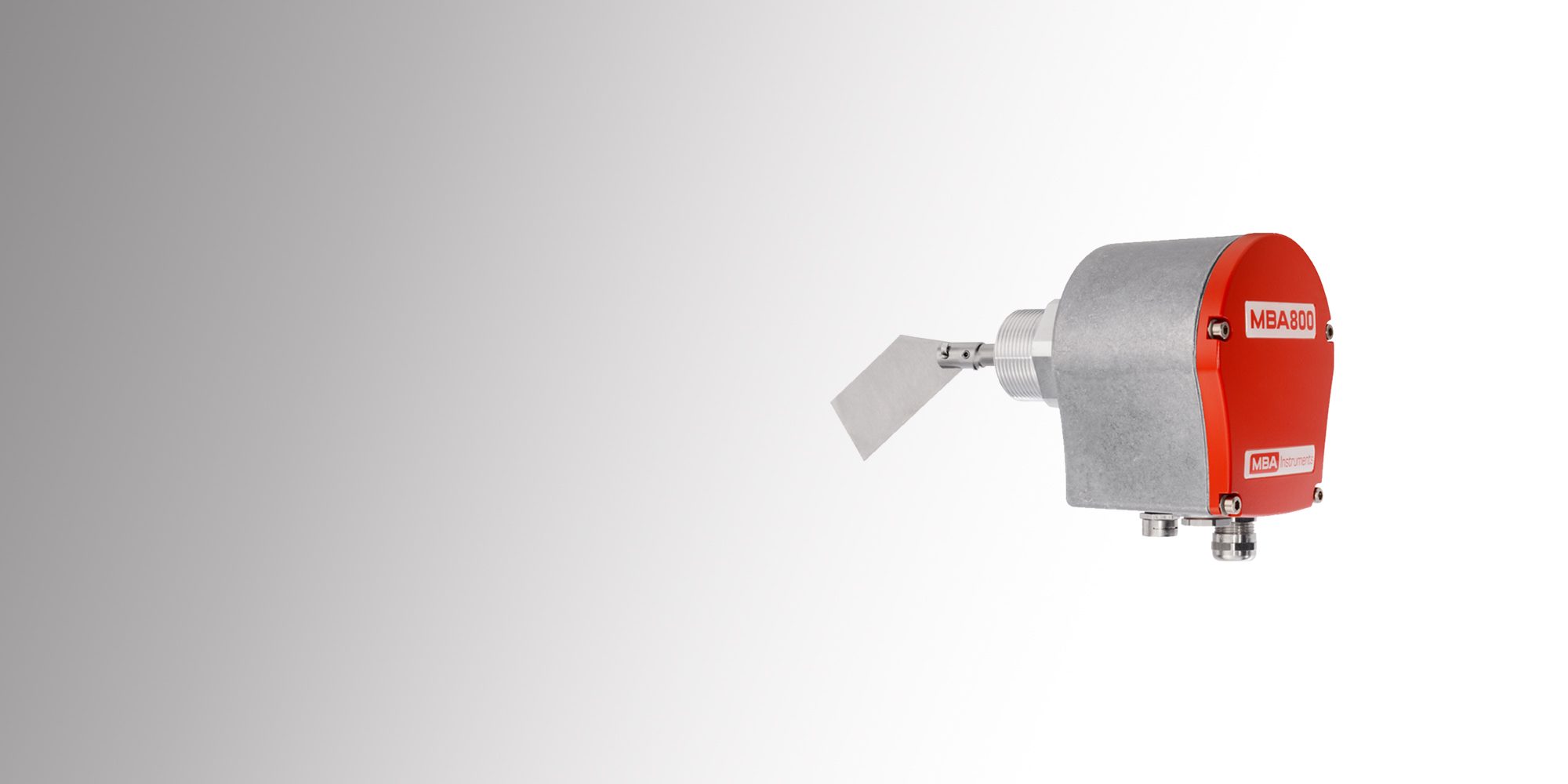 Seitenansicht des MBA800 mit Flügel nach links vor grauem Hintergrund