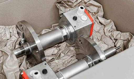 Zwei versandfertige Füllstandsmessgeräte in Verpackung