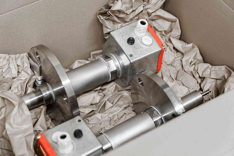Zwei versandfertige Füllstandsmessgeräte in Verpackung