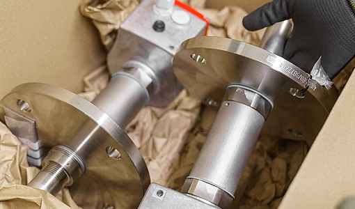 Mitarbeiter verpackt Messgeräte in Karton