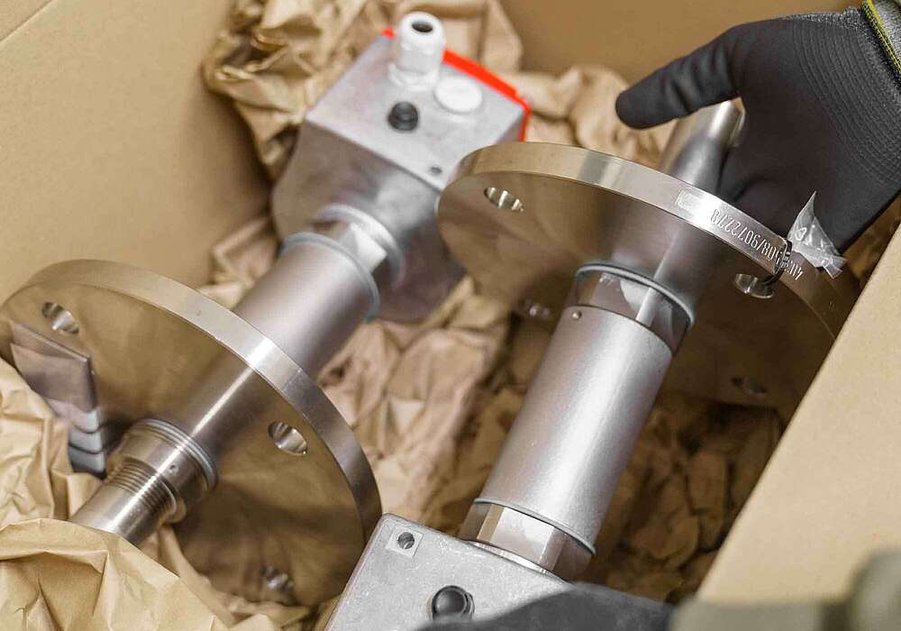 Mitarbeiter verpackt Messgeräte in Karton