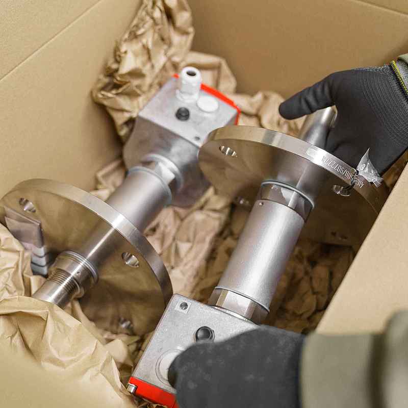 Mitarbeiter verpackt Messgeräte in Karton