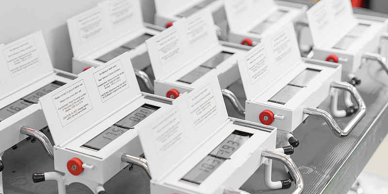 Display des MLA900 mit integrierter Schutzklappe