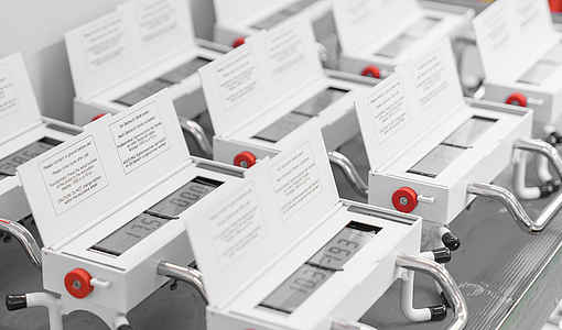 Display des MLA900 mit integrierter Schutzklappe